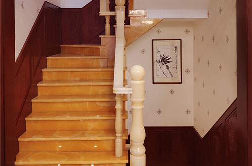 工业园区中式别墅室内汉白玉石楼梯的定制安装装饰效果